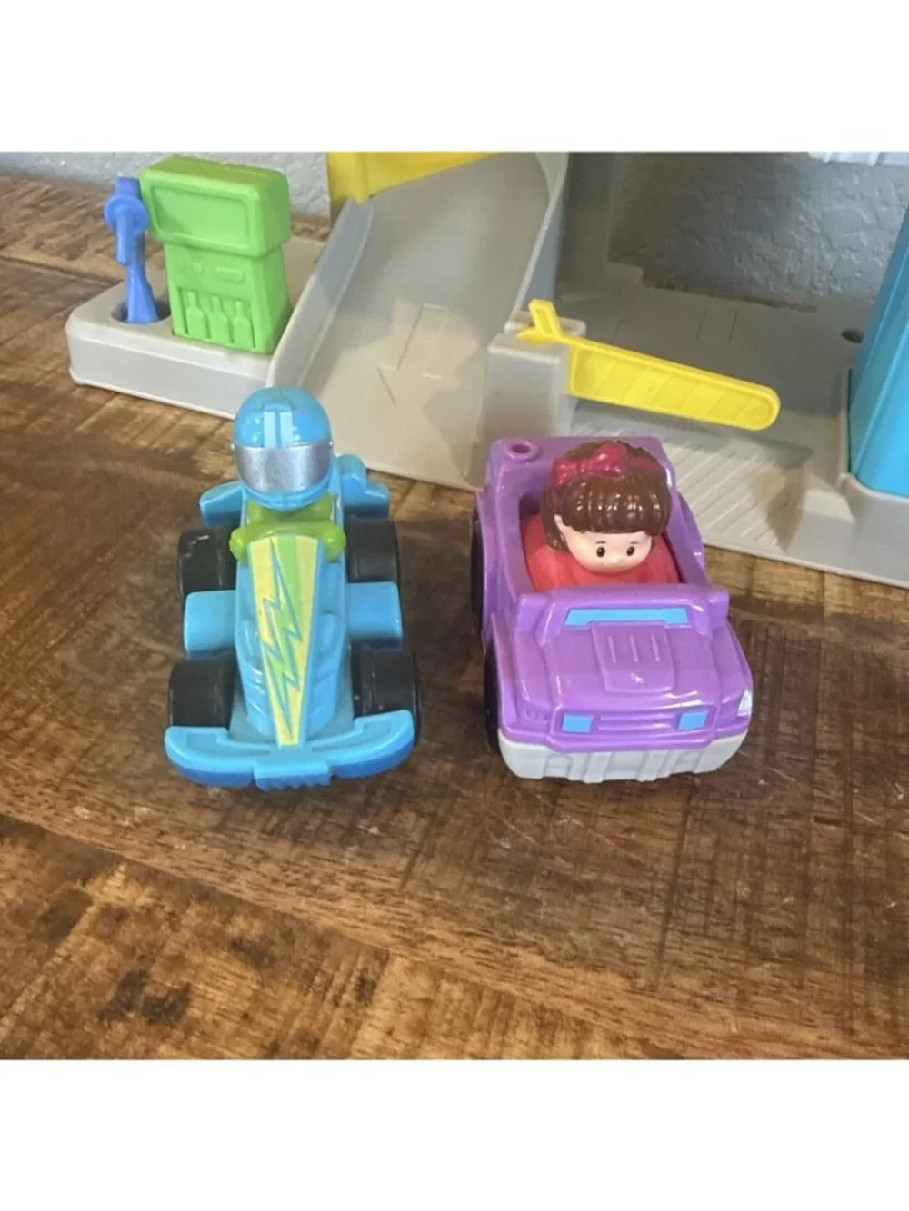 Fisher Price Little People Wheelies Helpful Neighbor's Playset Garage Ramp Lot